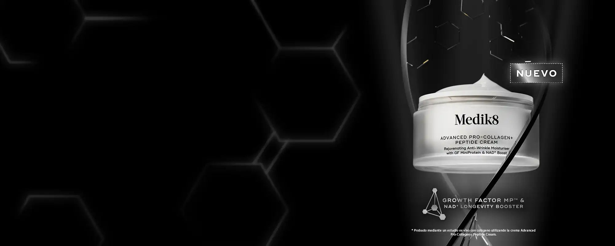 Imagen promocional de la crema Advanced Pro-Collagen+ Peptide Cream de Medik8. El envase del producto se encuentra dentro de una hélice con forma de ADN, enmarcada por patrones geométricos hexagonales y motivos científicos. En la parte superior, en letras blancas, se lee: «Advanced Pro-Collagen+ Peptide Cream», seguido de «Ayuda a aumentar la producción de colágeno en un 45 %*». Un botón de llamada a la acción dice «Comprar» y en la parte inferior se destacan los ingredientes clave.