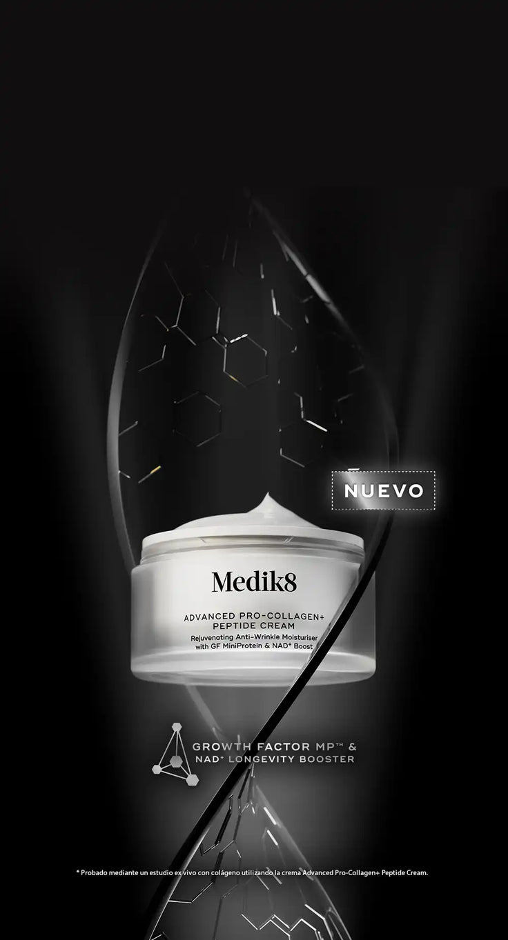 Imagen promocional de la crema Advanced Pro-Collagen+ Peptide Cream de Medik8. El envase del producto se encuentra dentro de una hélice con forma de ADN, enmarcada por patrones geométricos hexagonales y motivos científicos. En la parte superior, en letras blancas, se lee: «Advanced Pro-Collagen+ Peptide Cream», seguido de «Ayuda a aumentar la producción de colágeno en un 45 %*». Un botón de llamada a la acción dice «Comprar» y en la parte inferior se destacan los ingredientes clave.