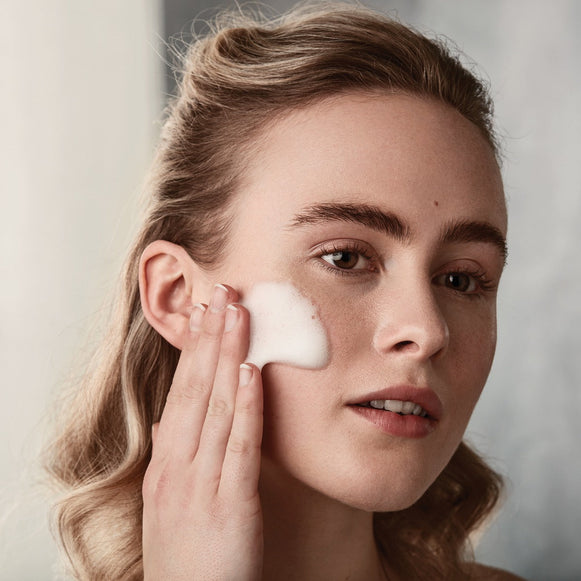 Gentle Cleanse™ limpieza eficaz y respetuosa con la piel Travel Size de Medik8-hover-66