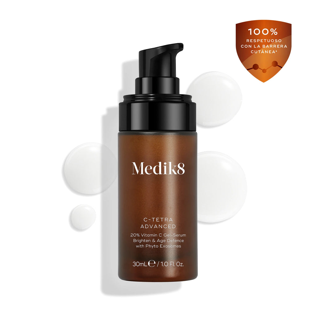 Frasco de Medik8 C-Tetra Advanced mostrado sobre un fondo blanco limpio con gotas de suero translúcidas, destacando su textura ligera de suero en gel.