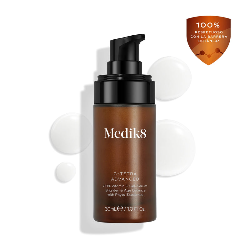 Frasco de Medik8 C-Tetra Advanced mostrado sobre un fondo blanco limpio con gotas de suero translúcidas, destacando su textura ligera de suero en gel.