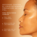 Primer plano de una mujer con una piel radiante y uniforme, con texto que destaca cómo C-Tetra Advanced defiende contra el envejecimiento prematuro mejorando la luminosidad, las arrugas y la textura de la piel.