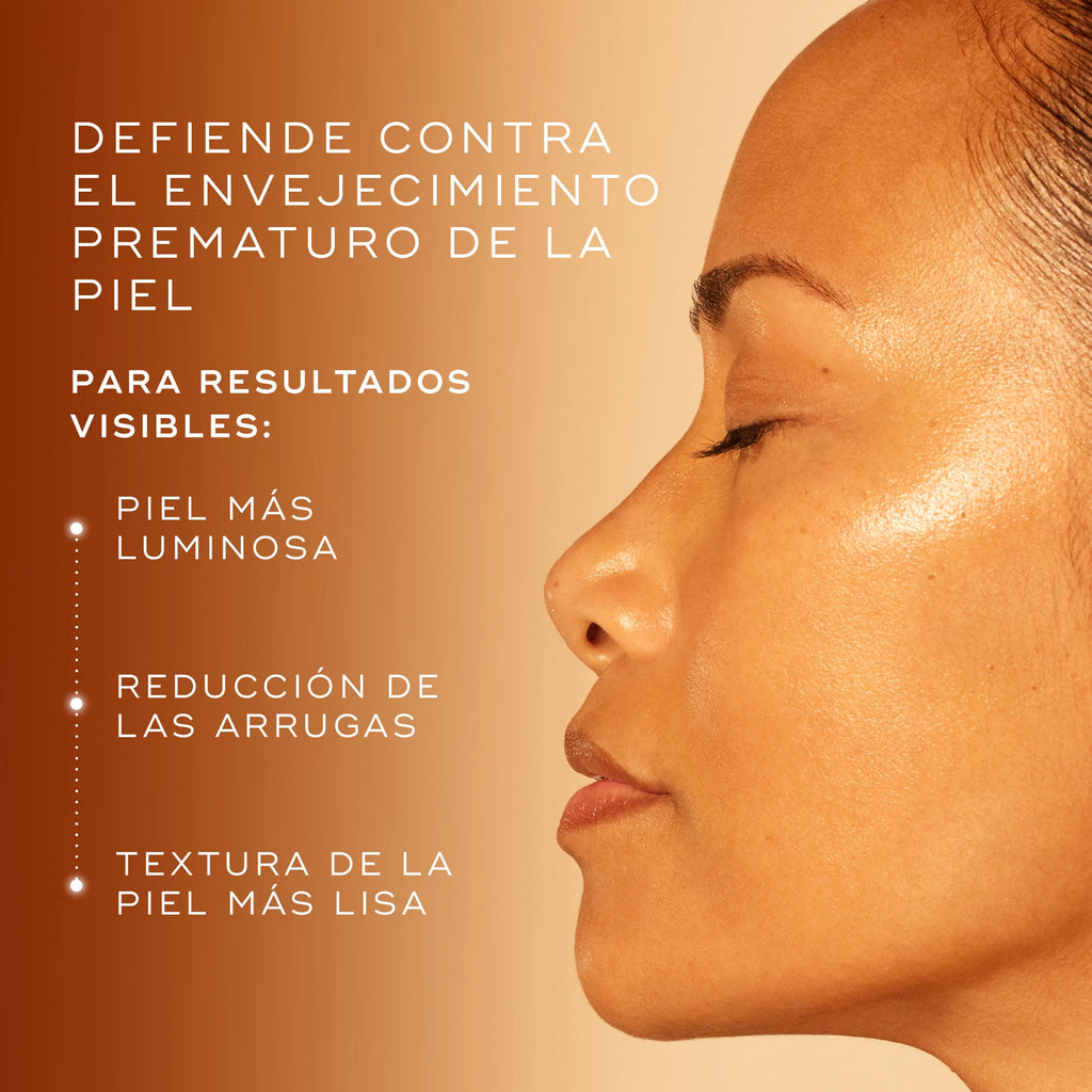 Primer plano de una mujer con una piel radiante y uniforme, con texto que destaca cómo C-Tetra Advanced defiende contra el envejecimiento prematuro mejorando la luminosidad, las arrugas y la textura de la piel.