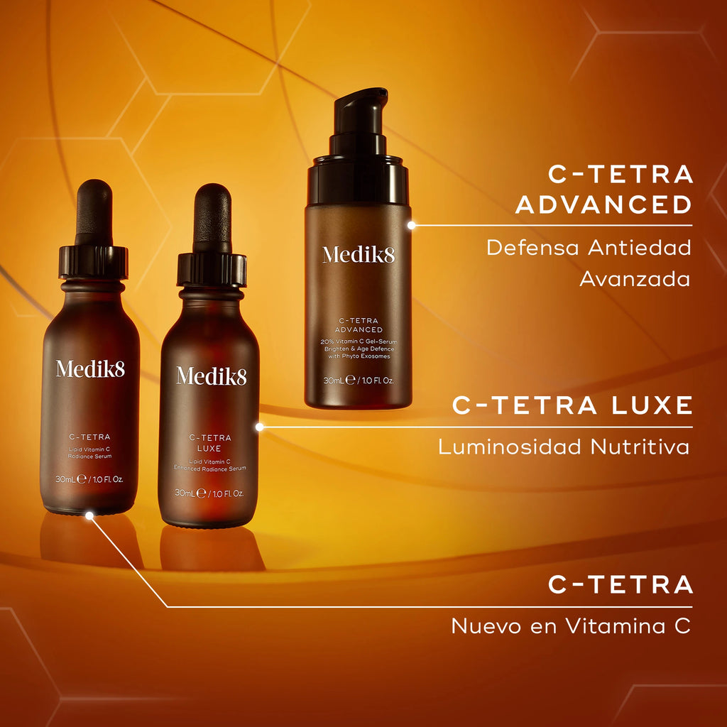 Gama de sueros de vitamina C Medik8, con C-Tetra (vitamina C introductoria), C-Tetra Luxe (brillo nutritivo) y C-Tetra Advanced (fórmula antienvejecimiento), sobre un fondo de tonos cálidos"