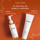 Dos productos de limpieza de Medik8, un frasco transparente con dosificador (Paso 1: aceite limpiador) y un tubo blanco (Paso 2: gel limpiador), sobre un fondo naranja intenso. El texto «TU RUTINA DE DOBLE LIMPIEZA» aparece en la parte superior, con «PASO 1: aceite limpiador» y «PASO 2: gel limpiador» claramente etiquetados junto a sus respectivos productos.