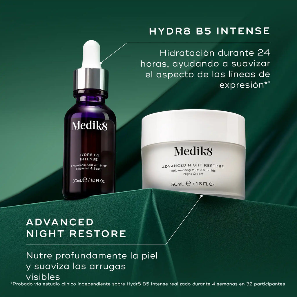 Dos productos para el cuidado de la piel de Medik8, un frasco cuentagotas oscuro y un tarro de crema blanco, colocados sobre un fondo verde oscuro. El frasco de la izquierda lleva la etiqueta «HYDR8 B5 INTENSE» con la descripción «Hidratación durante 24 horas ayudando a suavizar el aspecto de las líneas de expresión». El tarro de la derecha lleva la etiqueta «ADVANCED NIGHT RESTORE» con la descripción «Nutre profundamente la piel y suaviza las arrugas visibles».