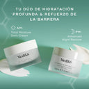 Dos tarros de crema Medik8 sobre un fondo verde azulado oscuro. En la parte superior se muestra el texto «TU DÚO DE HIDRATACIÓN PROFUNDA Y REFUERZO DE LA BARRERA». A la izquierda, se muestra un tarro con la etiqueta «AM: Total Moisture Daily Cream» . A la derecha, se muestra un tarro con la etiqueta «PM: Advanced Night Restore»