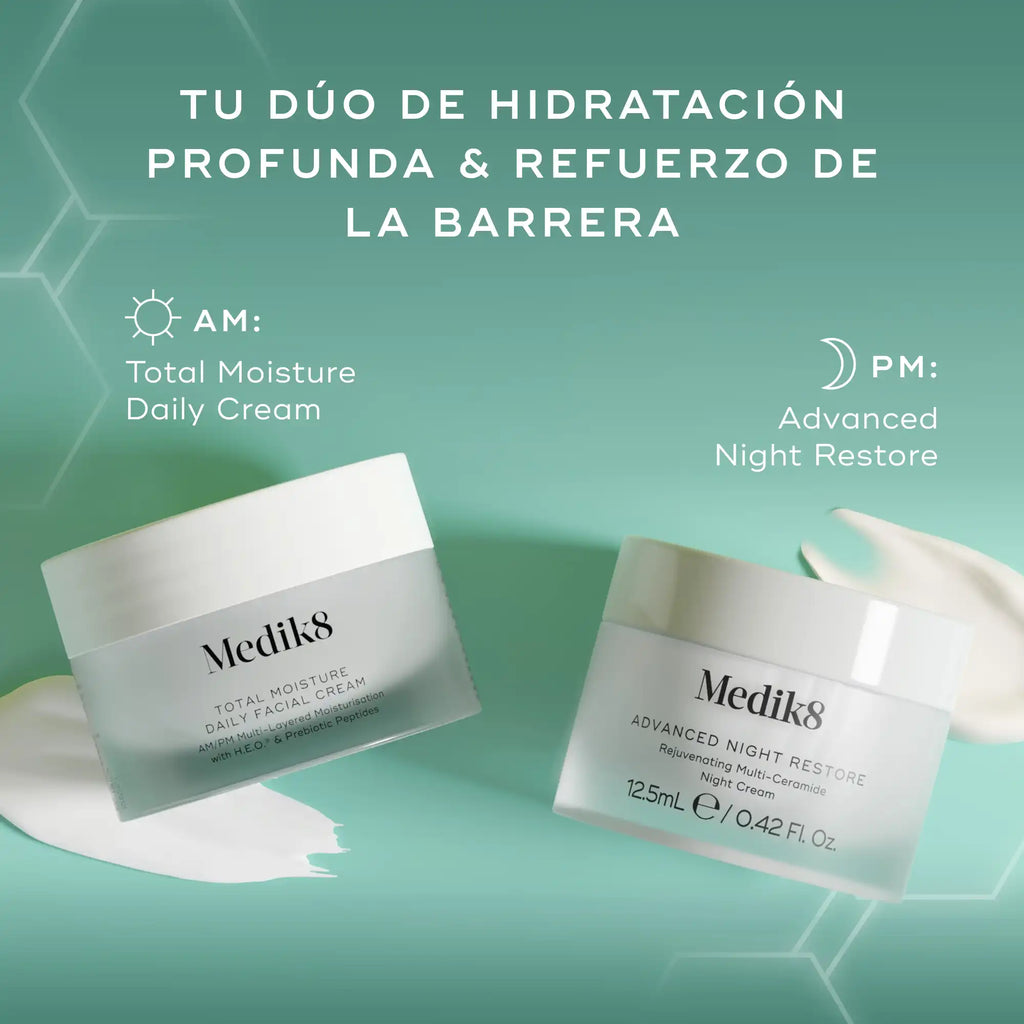 Dos tarros de crema Medik8 sobre un fondo verde azulado oscuro. En la parte superior se muestra el texto «TU DÚO DE HIDRATACIÓN PROFUNDA Y REFUERZO DE LA BARRERA». A la izquierda, se muestra un tarro con la etiqueta «AM: Total Moisture Daily Cream» . A la derecha, se muestra un tarro con la etiqueta «PM: Advanced Night Restore»