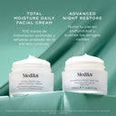 Dos tarros de crema Medik8, cada uno con crema visiblemente extraída, colocados sobre un fondo verde azulado oscuro. El tarro de la izquierda lleva la etiqueta «TOTAL MOISTURE DAILY FACIAL CREAM» con una descripción sobre «100 horas de hidratación profunda» y «refuerzo probado de la barrera cutánea ». El tarro de la derecha lleva la etiqueta «ADVANCED NIGHT RESTORE» con una descripción sobre «Nutre tu piel en profunidad» y «Suaviza las arrugas visibles».
