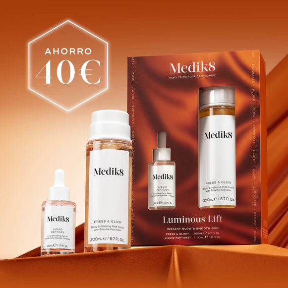 Cuatro productos para el cuidado de la piel de Medik8, entre los que se incluyen un frasco cuentagotas pequeño, dos frascos blancos más grandes y un tarro blanco, dispuestos sobre un fondo naranja oscuro con textura. En la esquina superior izquierda se muestra de forma destacada un hexágono blanco con el texto AHORRO 40€-6