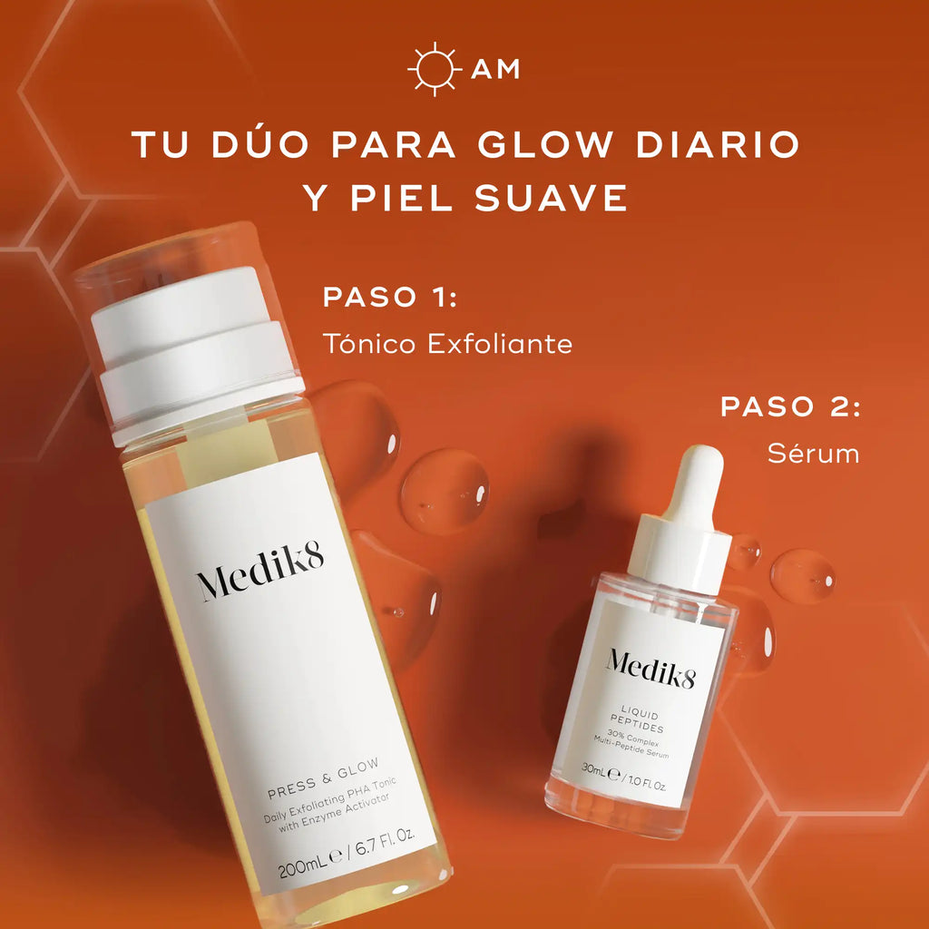 Dos productos para el cuidado de la piel de Medik8, un frasco blanco grande (Paso 1: tónico exfoliante) y un frasco cuentagotas pequeño (Paso 2: sérum), sobre un fondo naranja intenso. El texto "Tu dúo para glow diario y piel suave" aparece en la parte superior, con "Paso 1: tónico exfoliante" y "Paso 2: sérum" claramente indicados junto a sus respectivos productos.