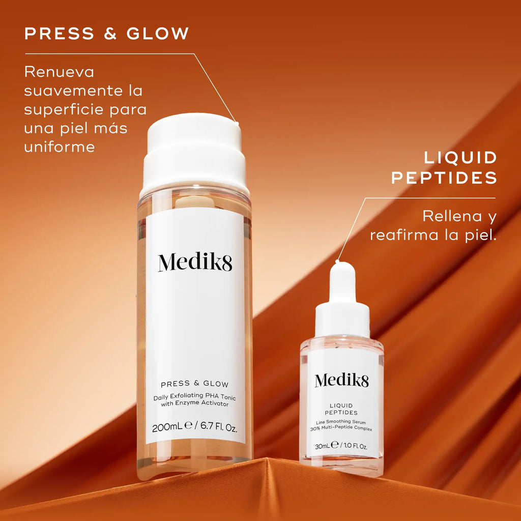 Dos productos para el cuidado de la piel de Medik8, un frasco grande blanco y un frasco pequeño con cuentagotas, colocados sobre un fondo naranja intenso. El texto PRESS & GLOW aparece en la parte superior izquierda, con la descripción «Renueva suavemente para una piel más suave». Debajo de los productos, aparece LIQUID PEPTIDES, con la descripción «Rellena y reafirma la piel».