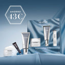 Tres productos para el cuidado de la piel de Medik8, incluyendo un tarro blanco, un frasco con dosificador plateado y un tubo negro, dispuestos sobre un fondo de tela ondulada de color azul claro. En la esquina superior izquierda se muestra de forma destacada un círculo blanco con el texto «AHORRO 43€»