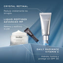 Dos conjuntos distintos de productos para el cuidado de la piel de Medik8 expuestos sobre un fondo de tela ondulada de color azul claro. A la izquierda, se muestran un frasco blanco y un tubo plateado bajo el título «CRYSTAL RETINAL» con la descripción «Reduce visiblemente las arrugas». A la derecha, se muestran un frasco con dosificador negro y un tubo blanco bajo el título «DAILY RADIANCE VITAMIN C» con la descripción «Hidrata, ilumina y protege con SPF 30».