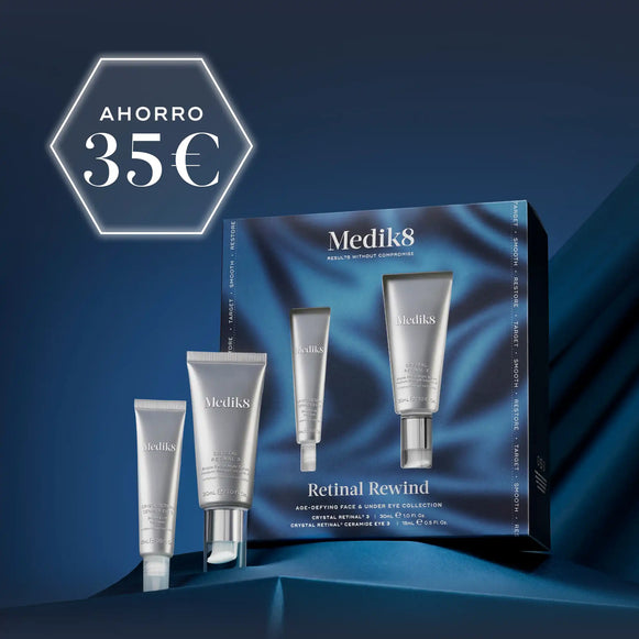 Cuatro productos para el cuidado de la piel de Medik8, entre los que se incluyen un frasco con dosificador plateado y tres tubos plateados de diferentes tamaños, dispuestos sobre un fondo azul oscuro con textura. En la esquina superior izquierda se muestra de forma destacada un hexágono blanco con el texto AHORRO 35€-1