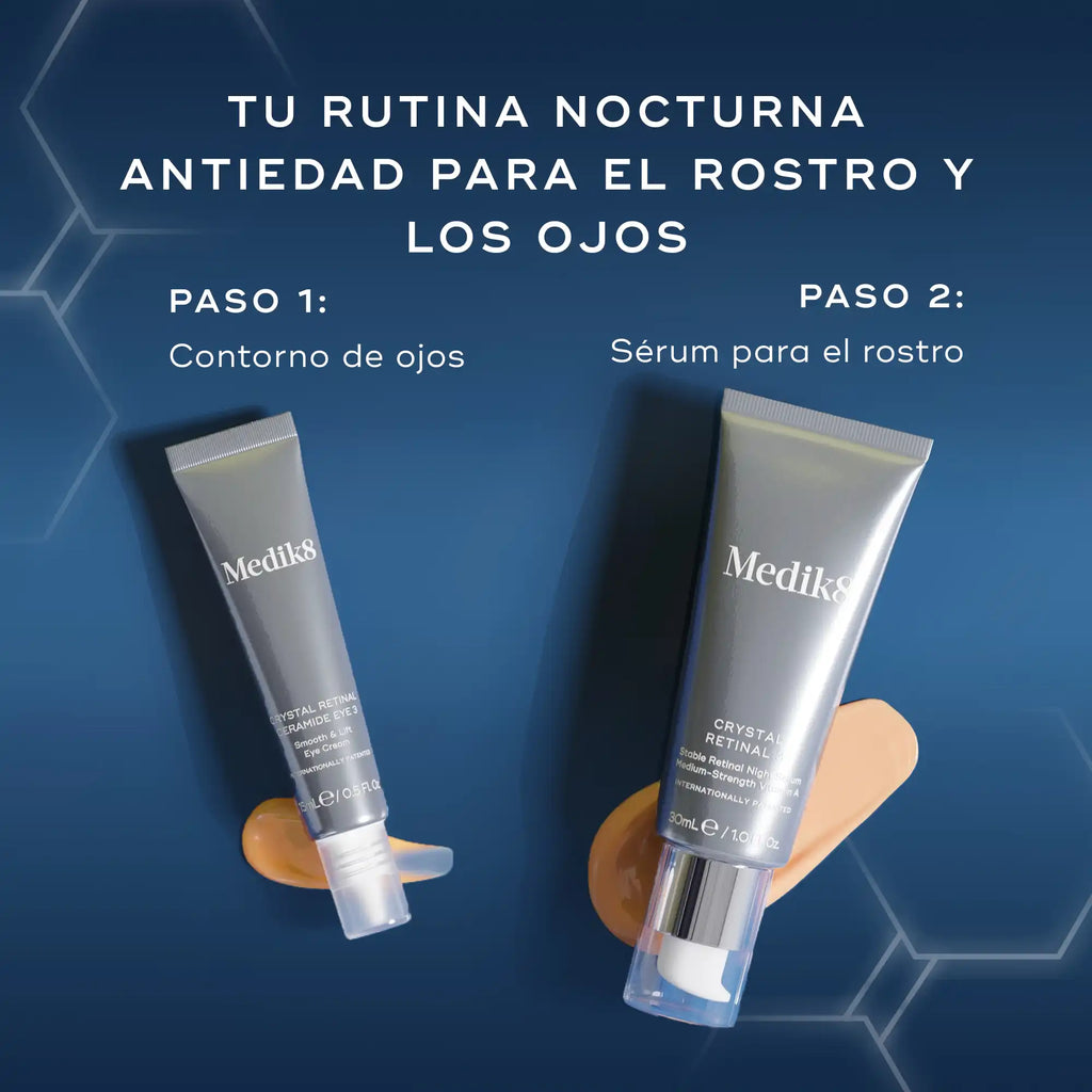 Dos productos para el cuidado de la piel de Medik8, un tubo plateado (Paso 1: Contorno de ojos) y un frasco con dosificador plateado (Paso 2: Sérum facial), mostrados sobre un fondo azul oscuro. El texto «TU RUTINA NOCTURNA ANTIEDAD PARA EL ROSTRO Y LOS OJOS» aparece en la parte superior, con «PASO 1: Contorno de ojos» y «PASO 2: Sérum para el rostro» claramente etiquetados junto a sus respectivos productos.