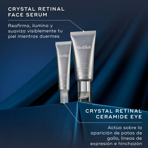 Dos conjuntos distintos de productos para el cuidado de la piel de Medik8 expuestos sobre un fondo azul oscuro. A la izquierda, se muestra un frasco con dosificador plateado bajo el título «CRYSTAL RETINAL FACE SERUM» (Sérum facial Crystal Retinal) con la descripción «Reafirma, ilumina y suaviza de forma visible». A la derecha, se muestran dos tubos plateados bajo el título «CRYSTAL RETINAL CERAMIDE EYE» con la descripción «Actúa sobre la aparición de patas de gallo, líneas de expresión e hinchazón».-hover-1